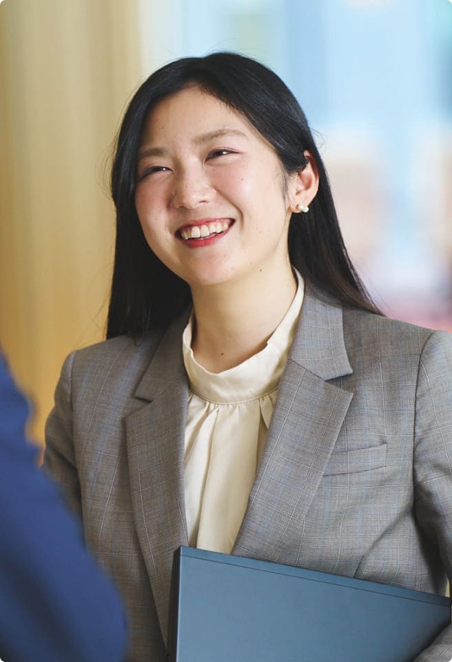 女性社員が笑顔で会話している様子