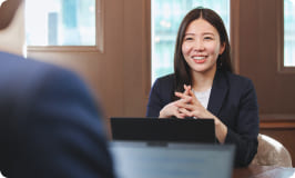 女性社員が別の社員にインタビューしている様子
