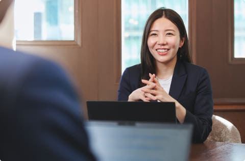 社員に対してインタビューをしている様子