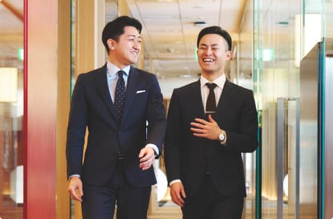 社員同士会話しながら歩いている様子