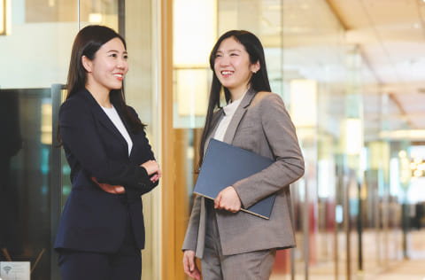 女性社員同士で楽しそうに会話している様子