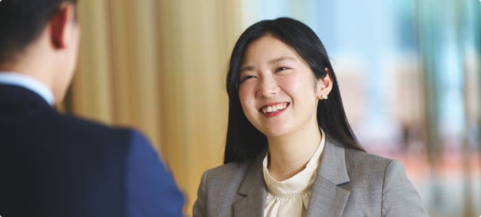女性社員が笑顔で対応している様子