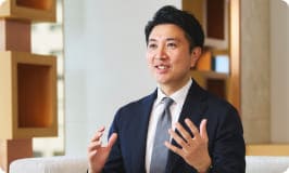 代表がメッセージを伝えている様子