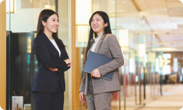 女性社員同士で会話している様子