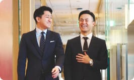 男性社員同士が仲良さそうに会話している様子