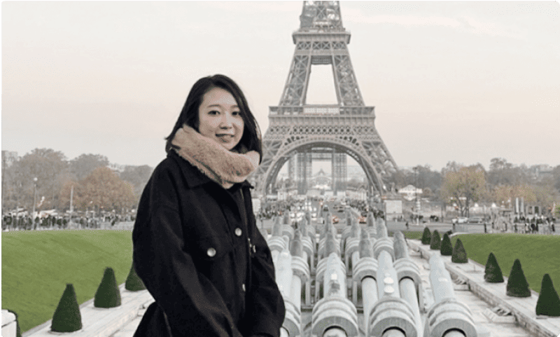 社員が休暇を利用してフランス旅行に行っている様子