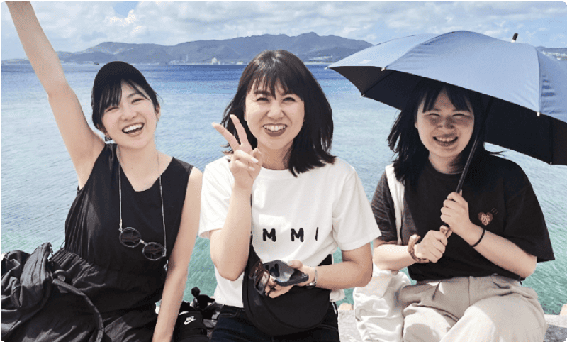 有休を利用して社員同士で旅行に行っている様子