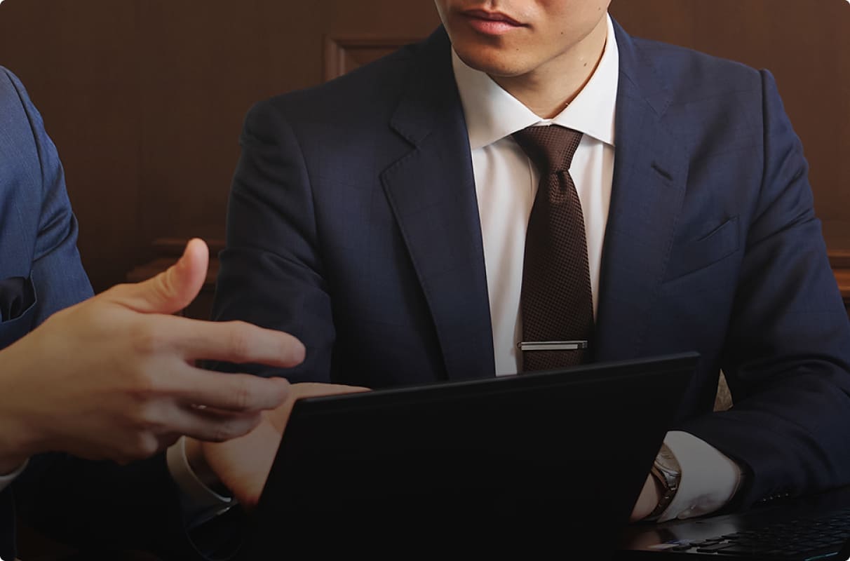 女性社員が丁寧に説明している様子