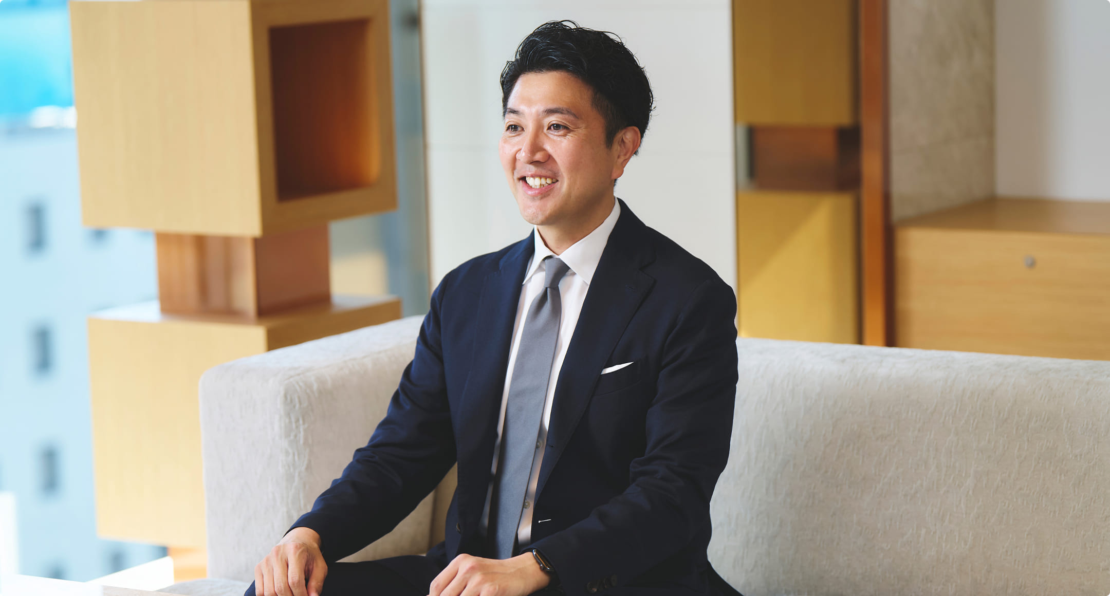 代表取締役　堤 寛夫がインタビューに対して回答している様子