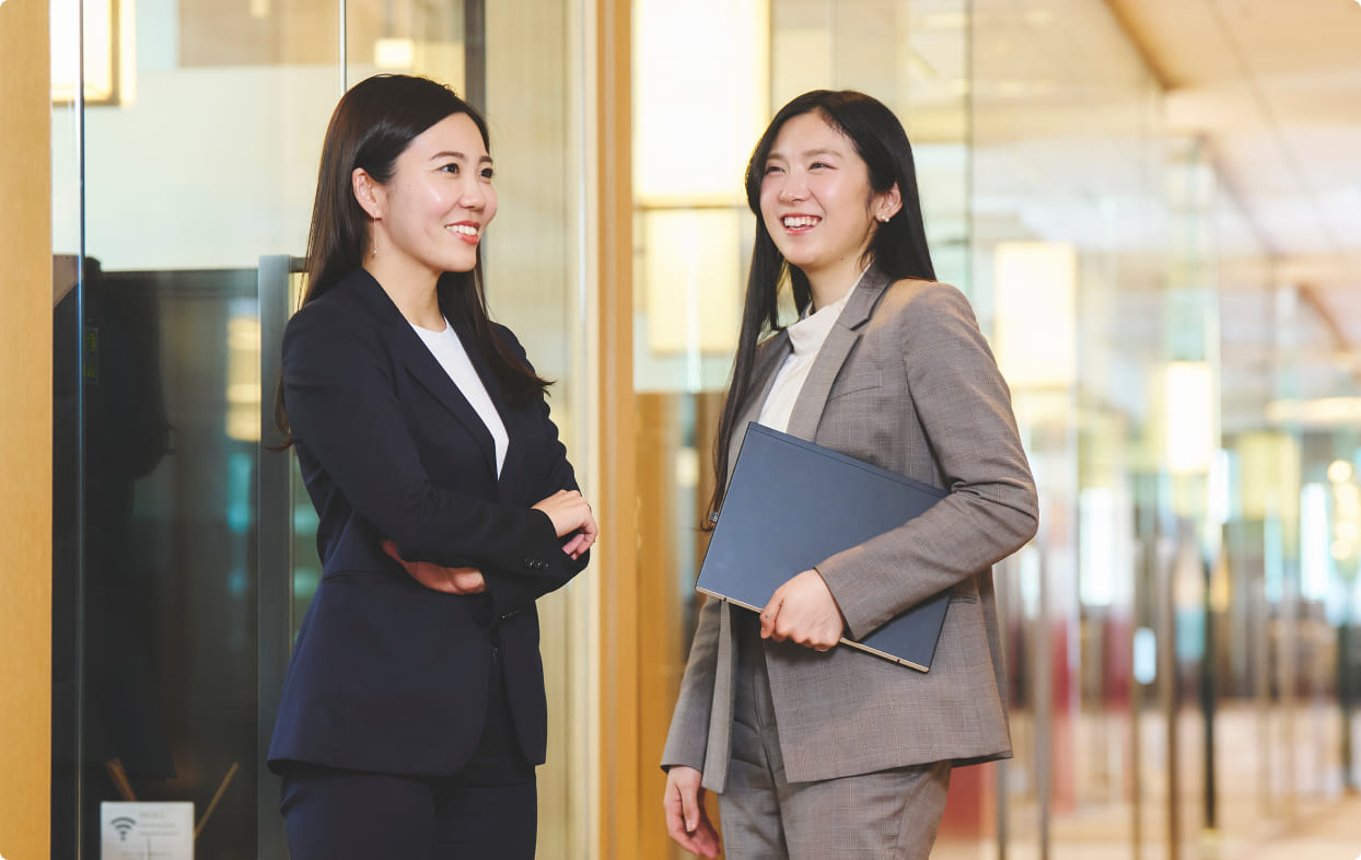 女性社員同士が仲良さそうに会話している様子