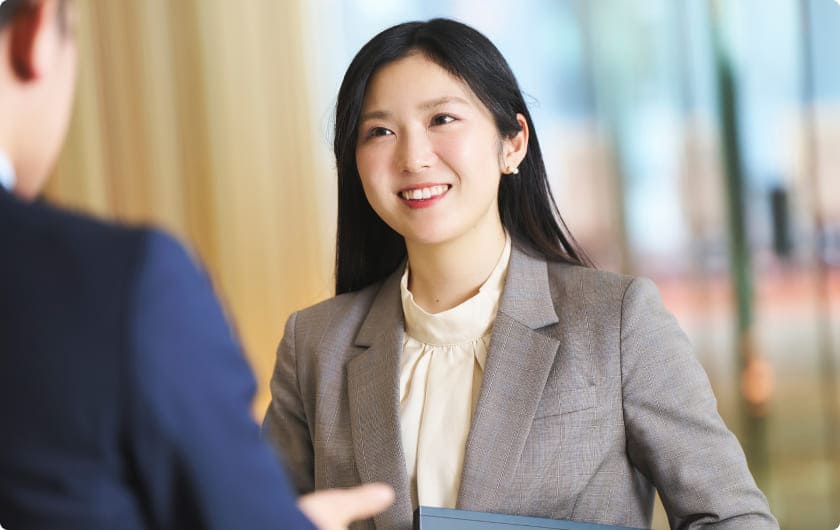 女性社員が丁寧に説明している様子