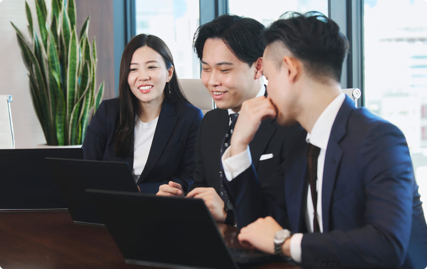 ３人の社員が交流している様子