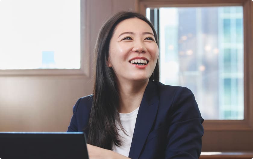 女性社員が笑顔で受け答えしている様子