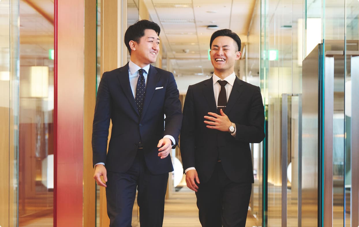 男性社員同士が仲良さそうに会話している様子