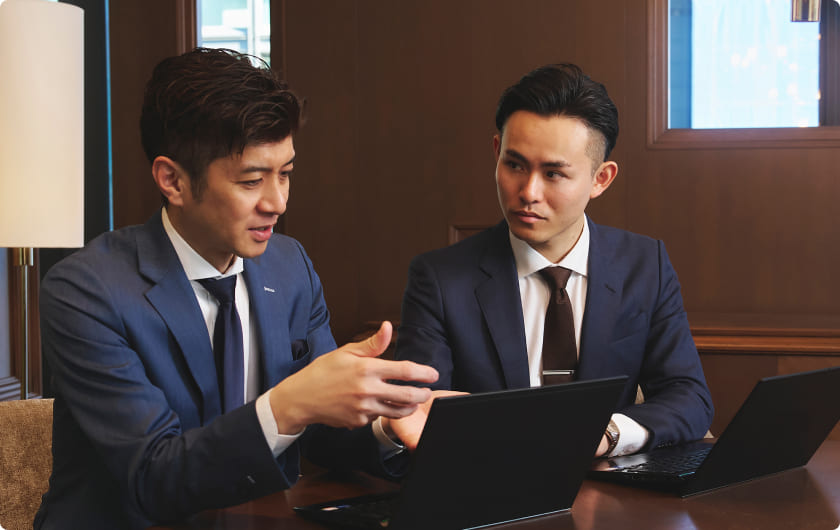 社員同士で会話している様子