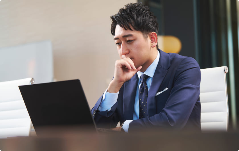 男性社員がパソコンを操作している様子