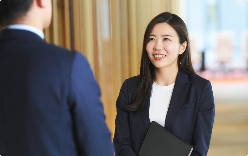 女性社員が笑顔で会話している様子