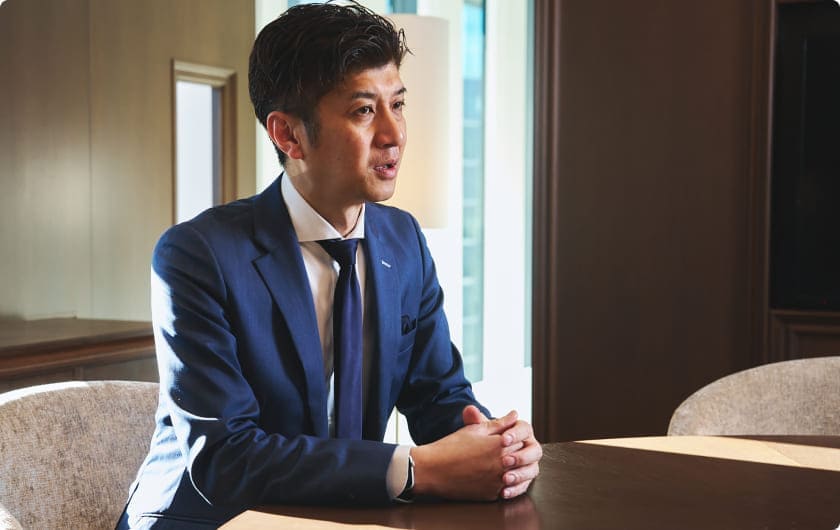 男性社員が受け答えしている様子